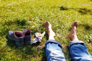 pieds nus sans chaussettes ni chaussures