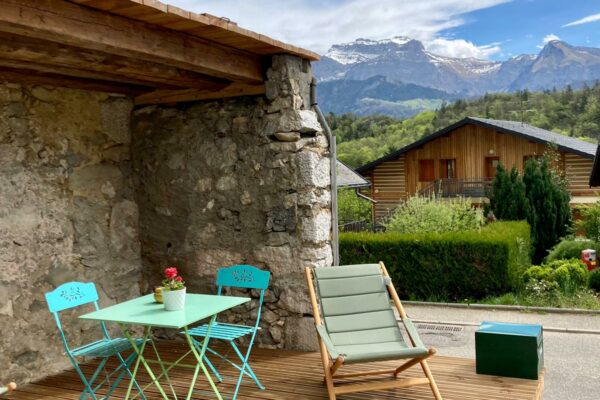 Terrasse du studio avec vue sur la montagne